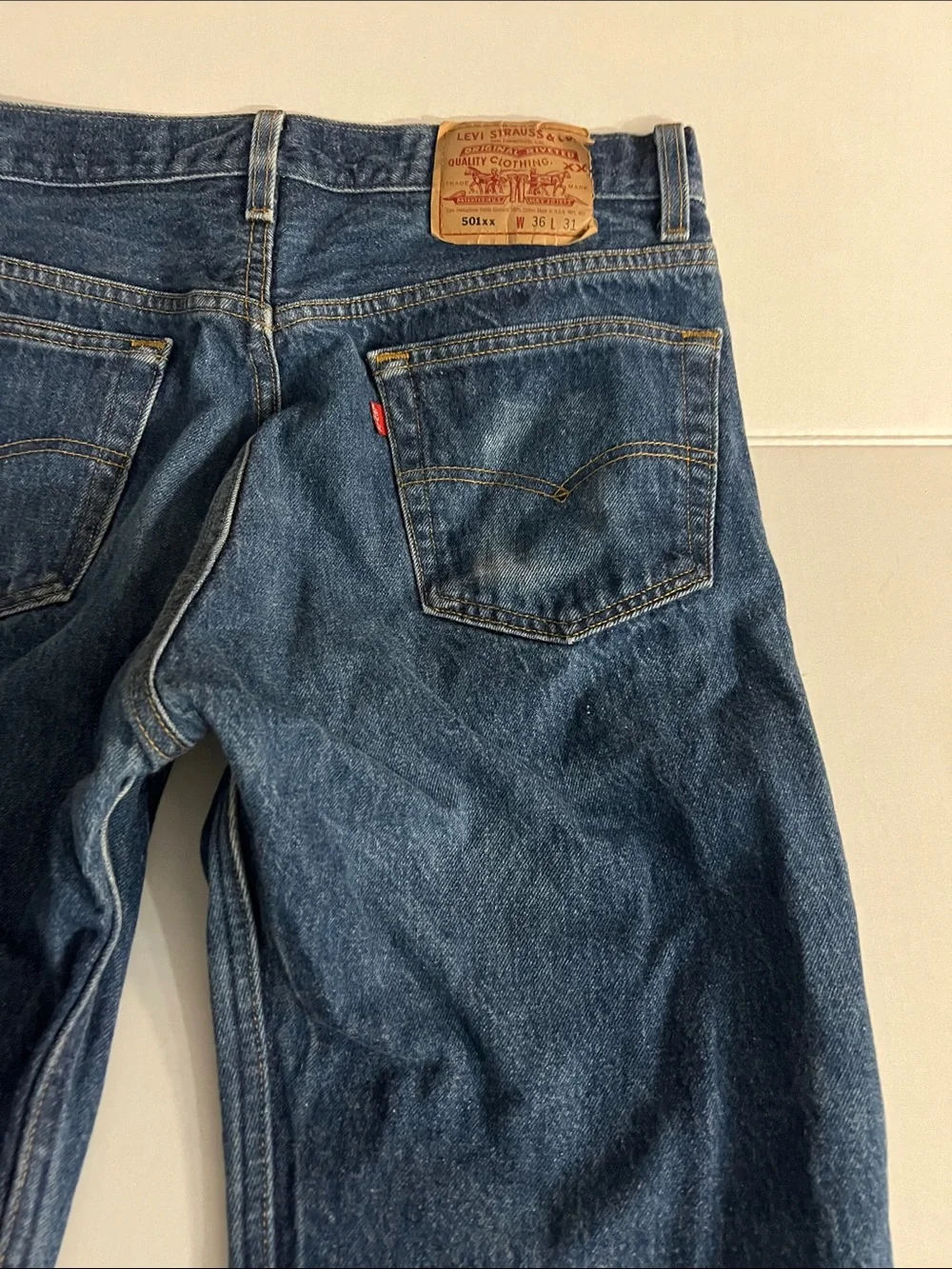 90's VINTAGE LEVI'S 501xx MADE IN USA STRAIGHT LEG DARK WASH BUTTON FLY JEANS